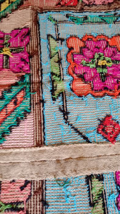 Covoare perete lucrate manual.