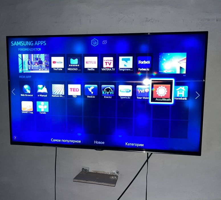 Продам телевизор большой Самсунг с настенной подставкой
