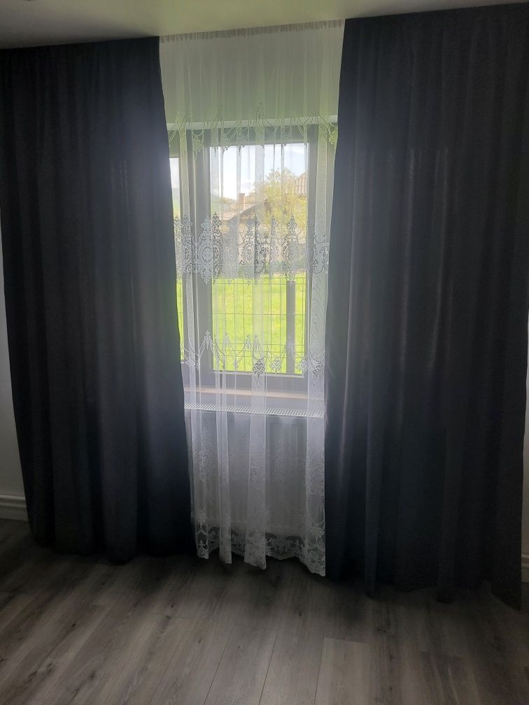 Draperii gri inchis