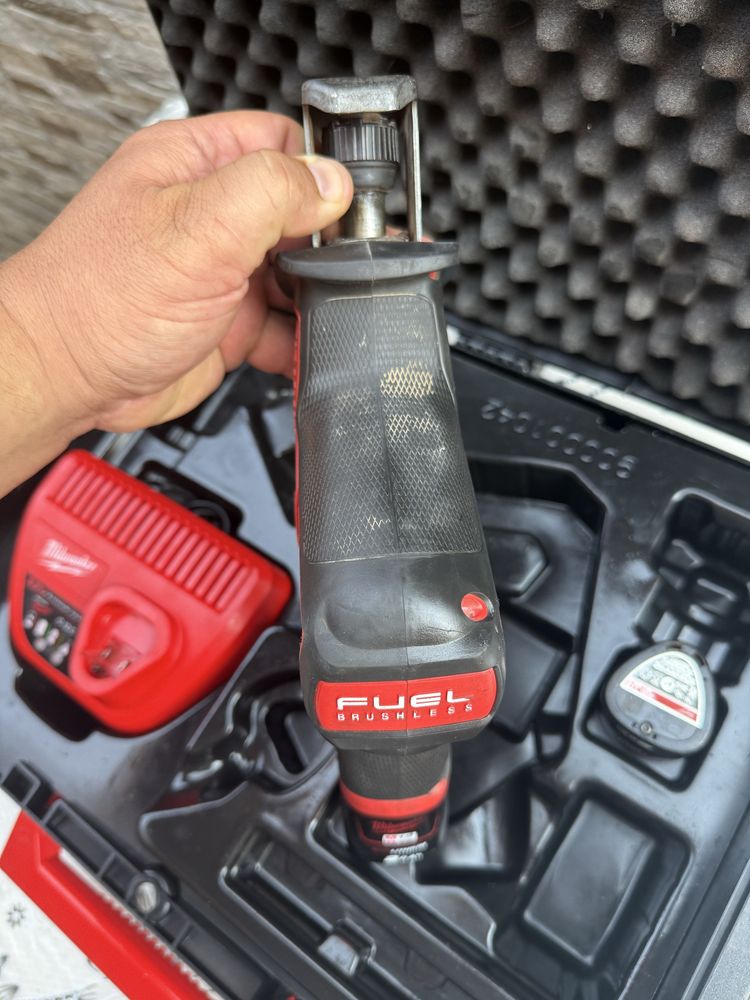 Акумулаторен безчетков саблен трион Milwaukee M12CHZ-0, 12 V