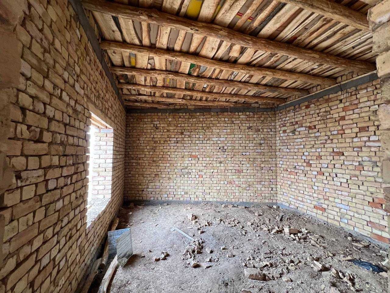 Янги пишган ғиштдан сифатли курилган каробка участка сотилади.