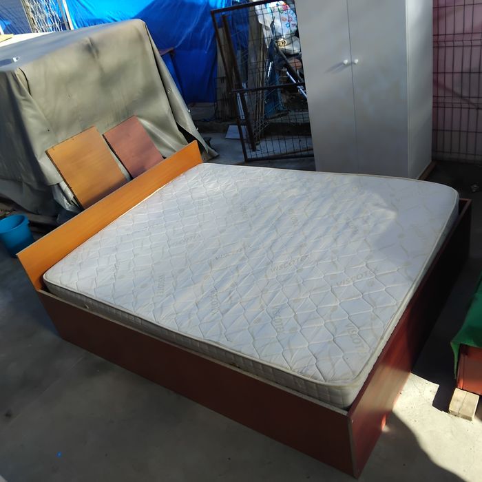 Vînd pat + saltea relaxa de două persoane,200/160