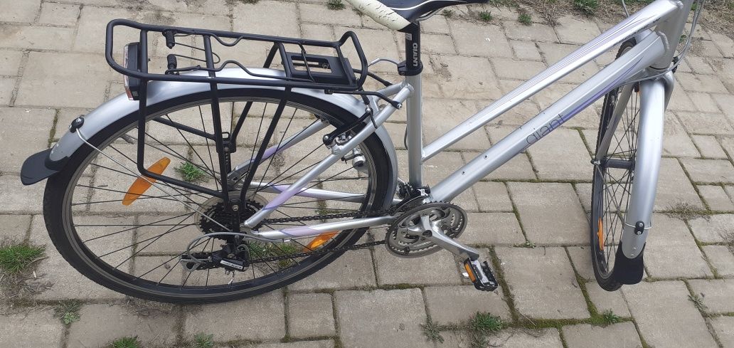 Bicicleta pentru fete sau dama marca Giant cadru aluminiu