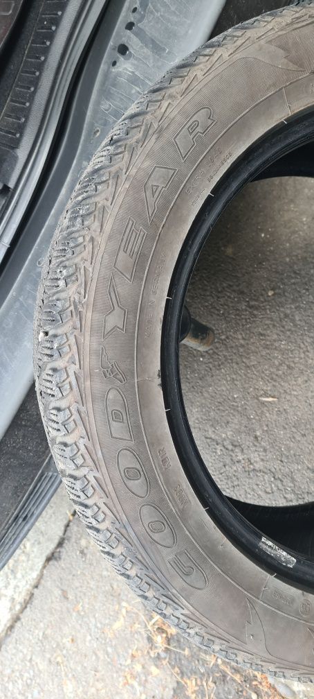 Goodyear  215 55 16 iarna perechea 300 lei.