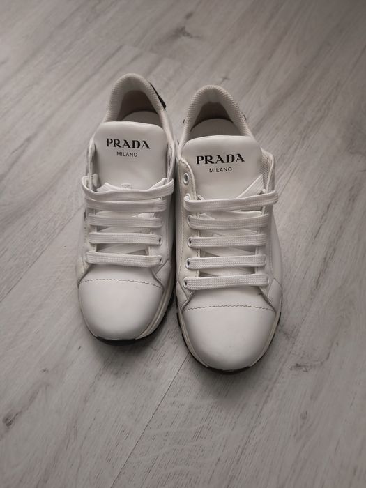 Vând adidași Prada