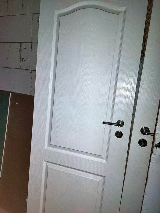Doua usi albe interior,stare excelenta,din lemn.