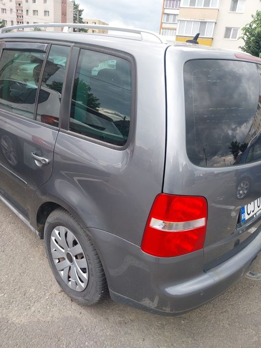 Vând Volkswagen Touran 2005
