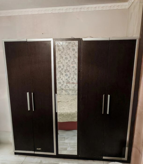 Спальный  шкаф, комод с зеркалом, две прикроватные тумбочки