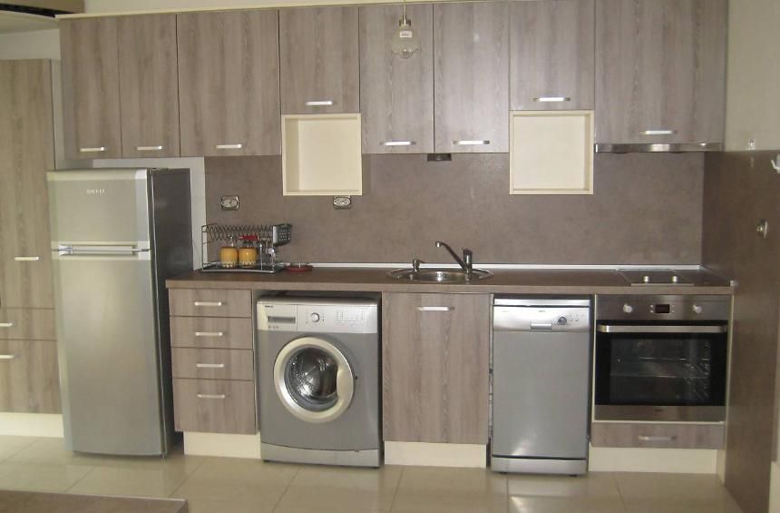 Дава се под наем Двустаен апартамент в Бургас, Център - 65 кв.м за 433.5 € - Снимка #1