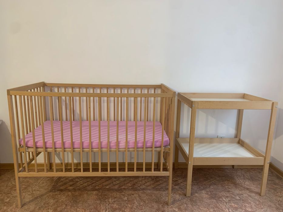 Детская кроватка и стол/шкаф