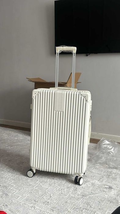 Дорожный чемодан на колесиках