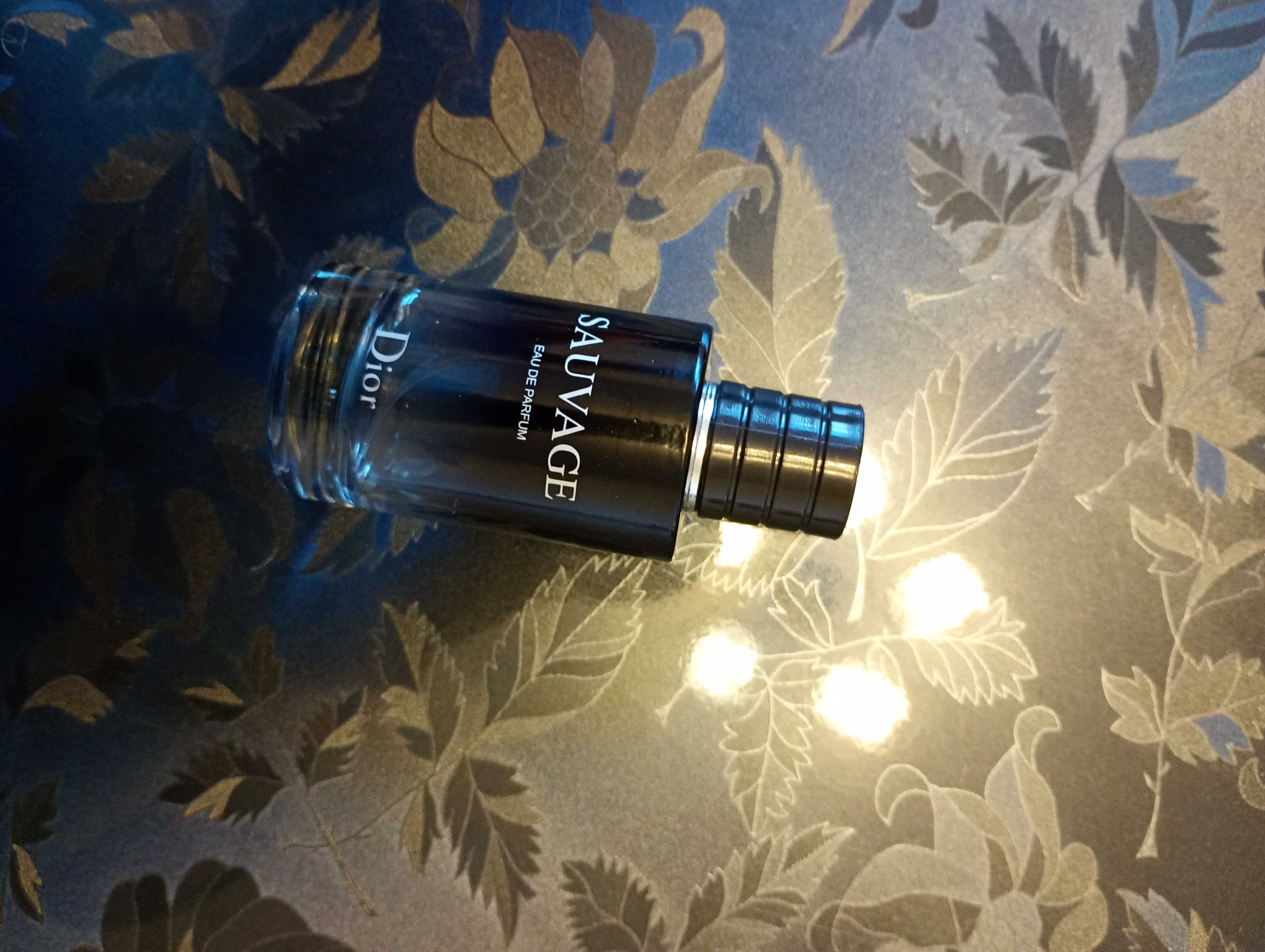 Продавам оригинален парфюм Sauvage Dior леко използван.