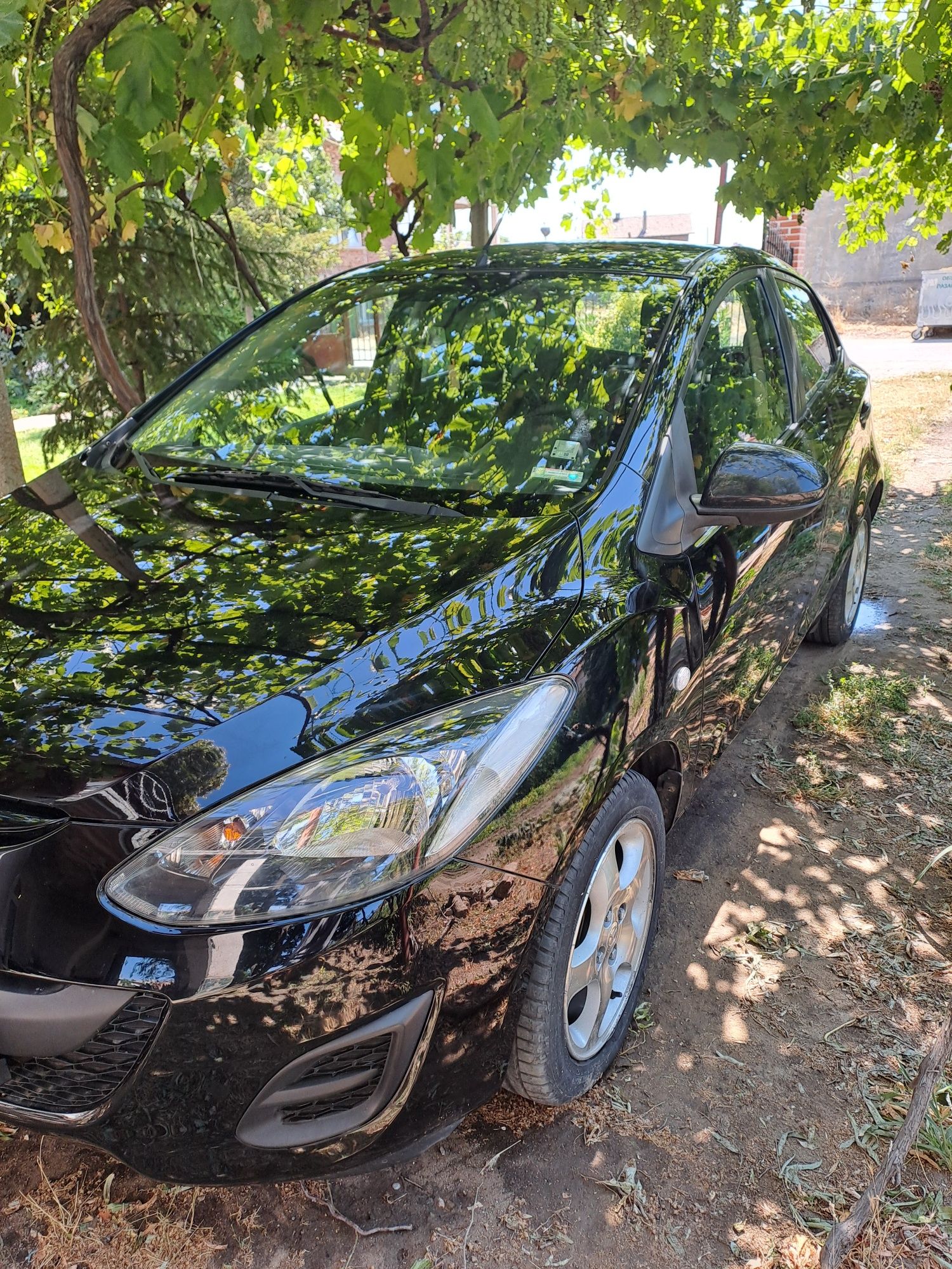 Лек автомобил mazda2
