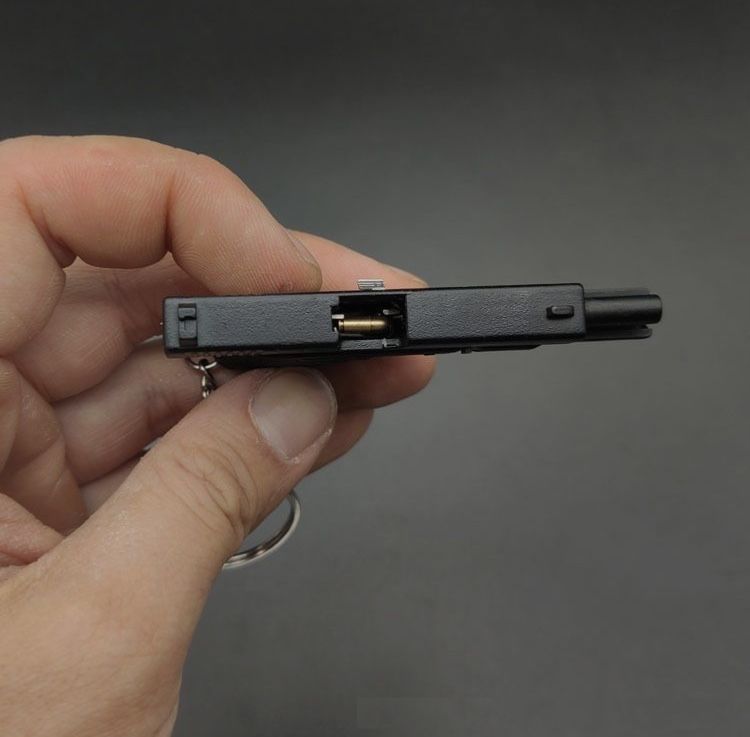 Миниатюрная модель пистолета Glock 17 в масштабе 1:3