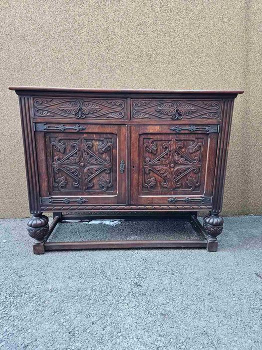 Шкаф с дърворезба в стил Готика