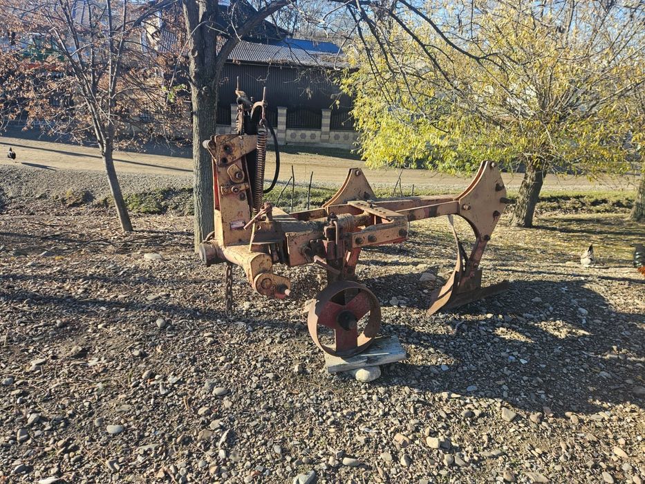 Vând plug 2 cormane reversibil