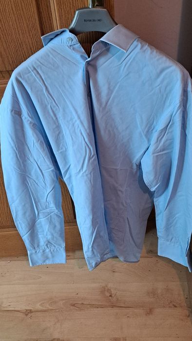 Продавам Официални Мъжки ризи

1. риза л цена 20лв
2.риза цена 40лв 2х