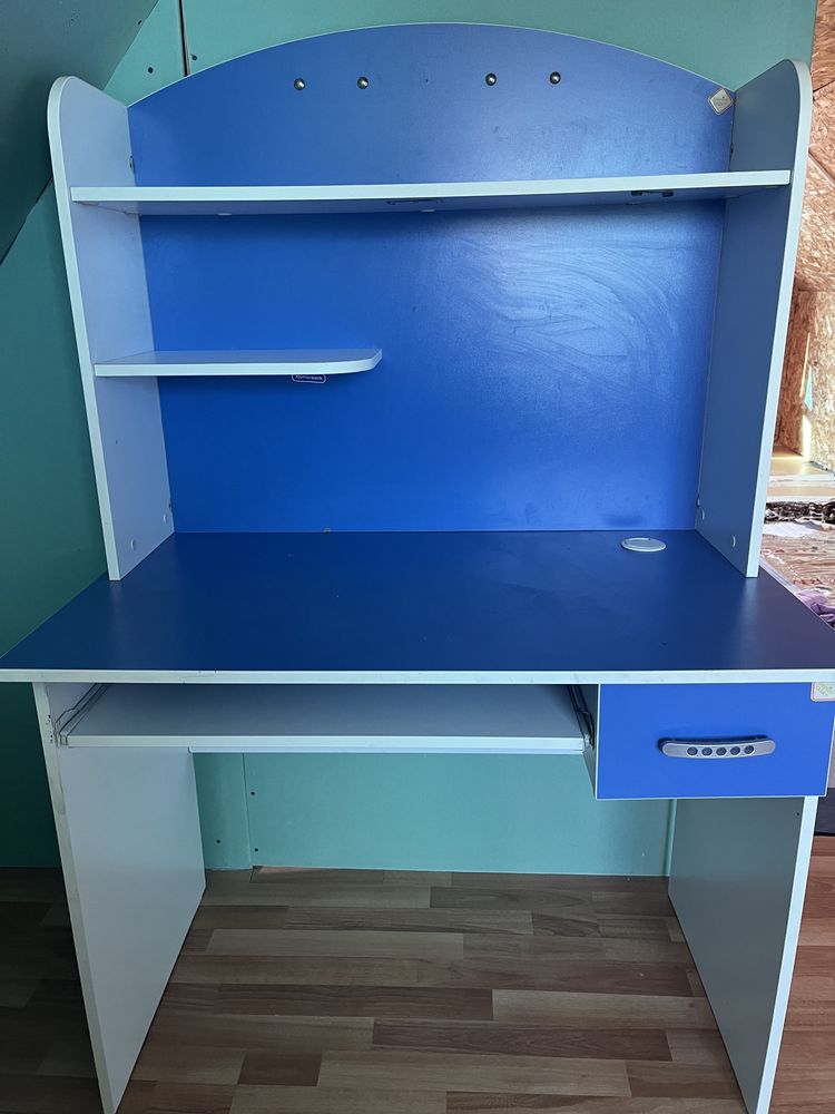 Продам парту и кровать