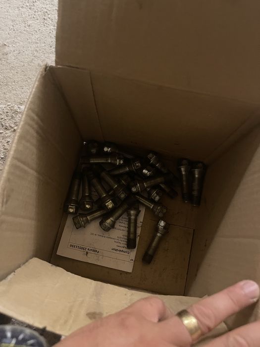 Vand distantieri de 1.5 mm cu tot cu prezoane