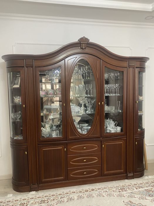 Продам комод стенка стол 4,5 местра стулья 8 шт отличное состояние