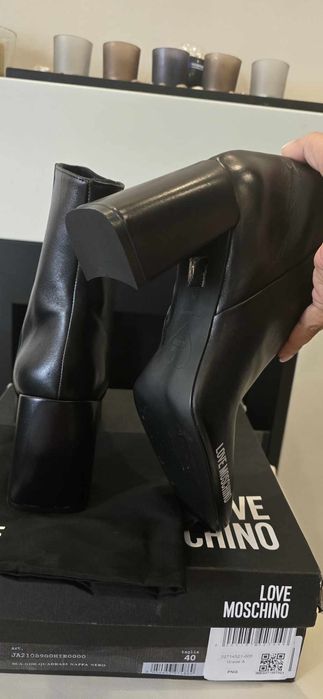 Love Moschino дамски боти ,41 номер
