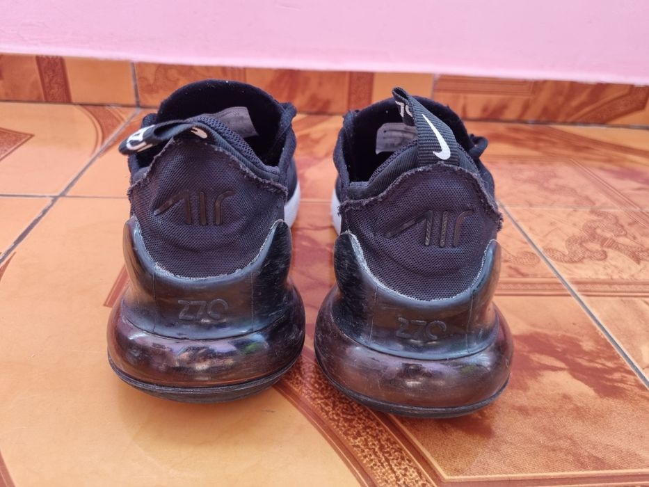 Vând adidași Nike 270 în stare bună.