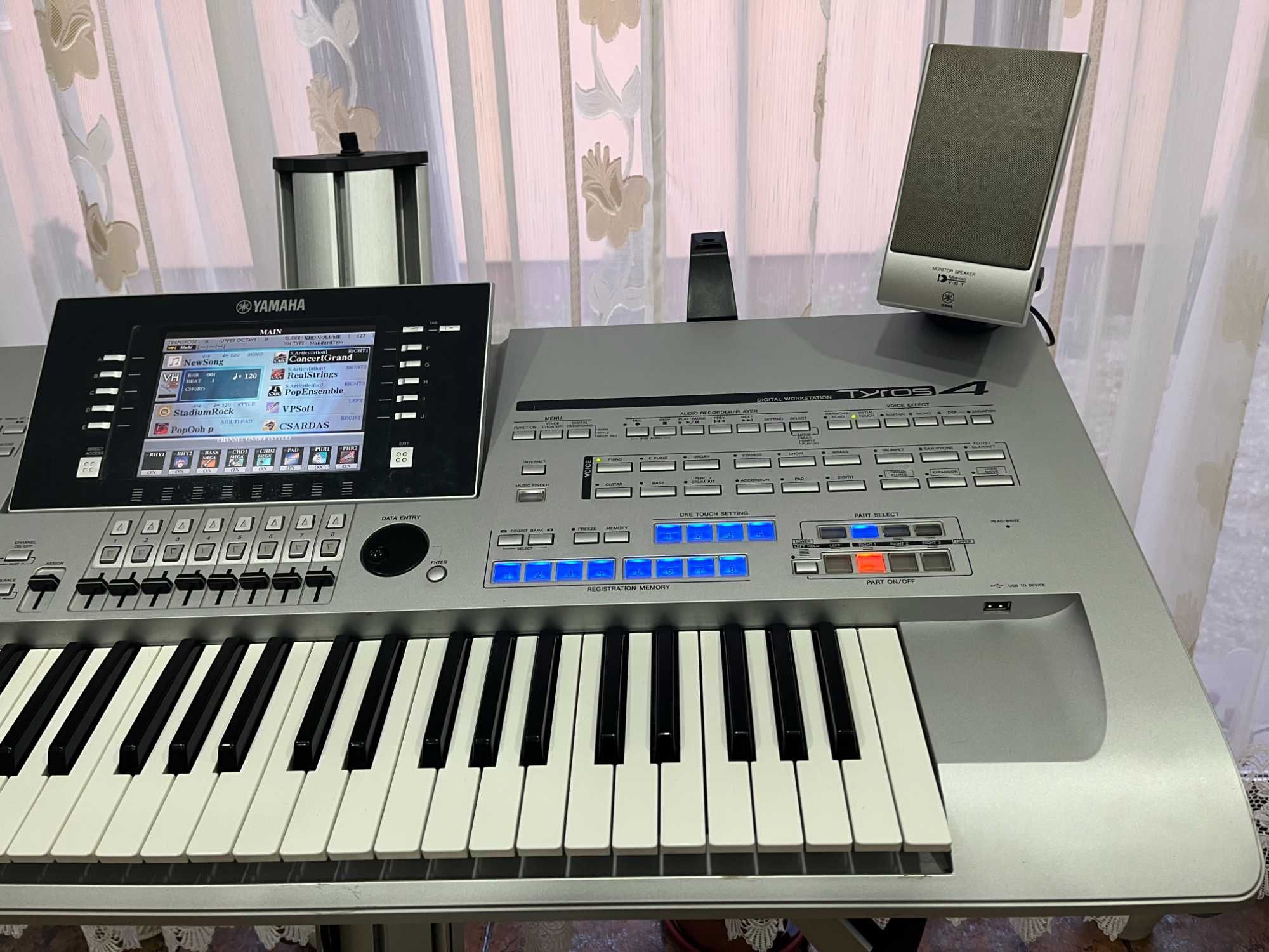 Yamaha Tyros 4 , cu TRS-M01
