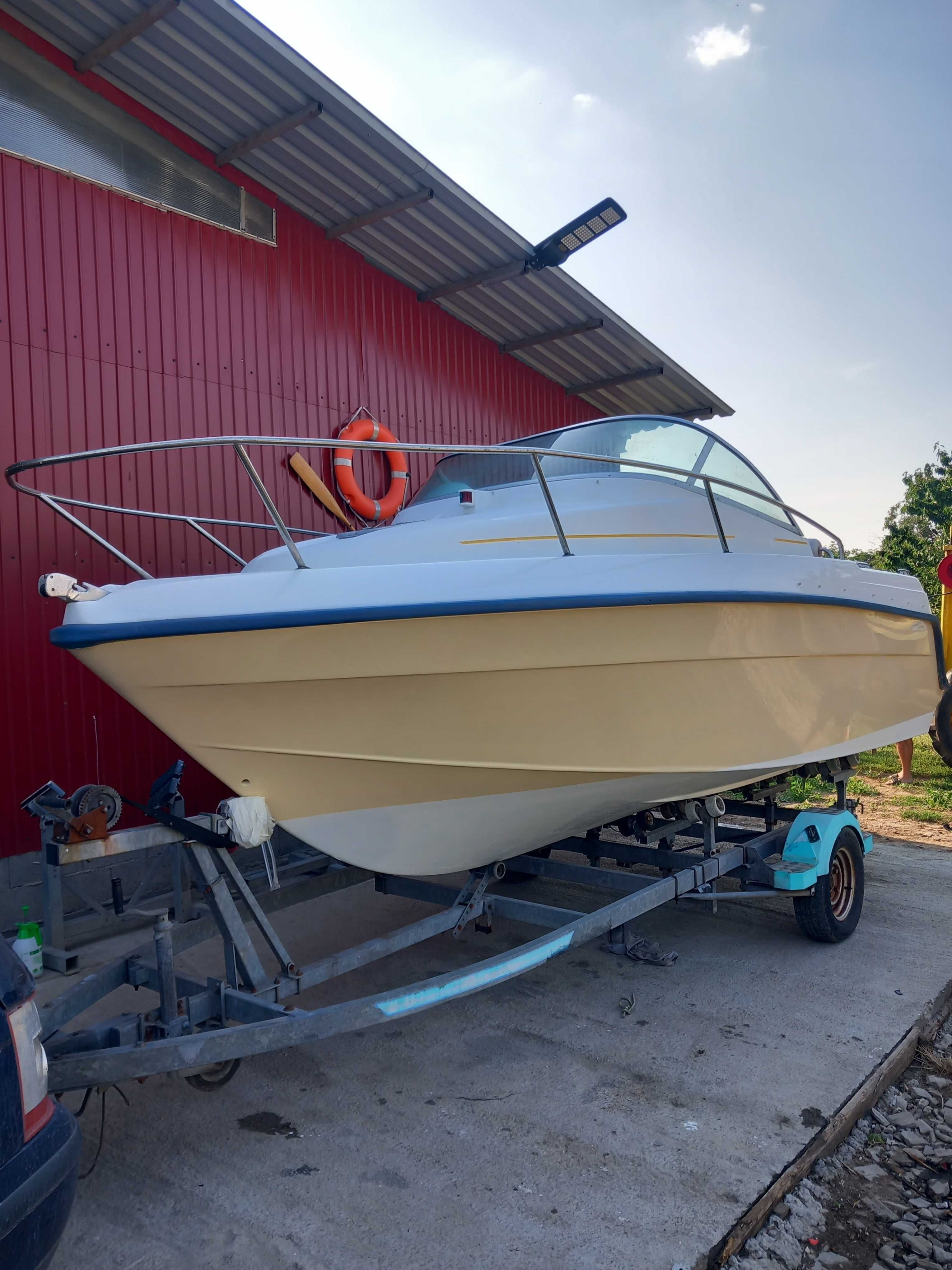 лодка  Beneteau Flyer 570