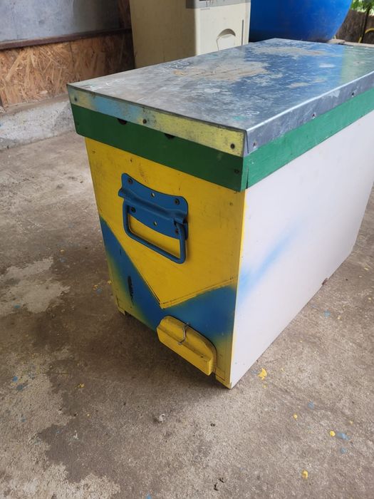 Cutie/Cutii  pentru stupi / roiuri cu doua iesiri