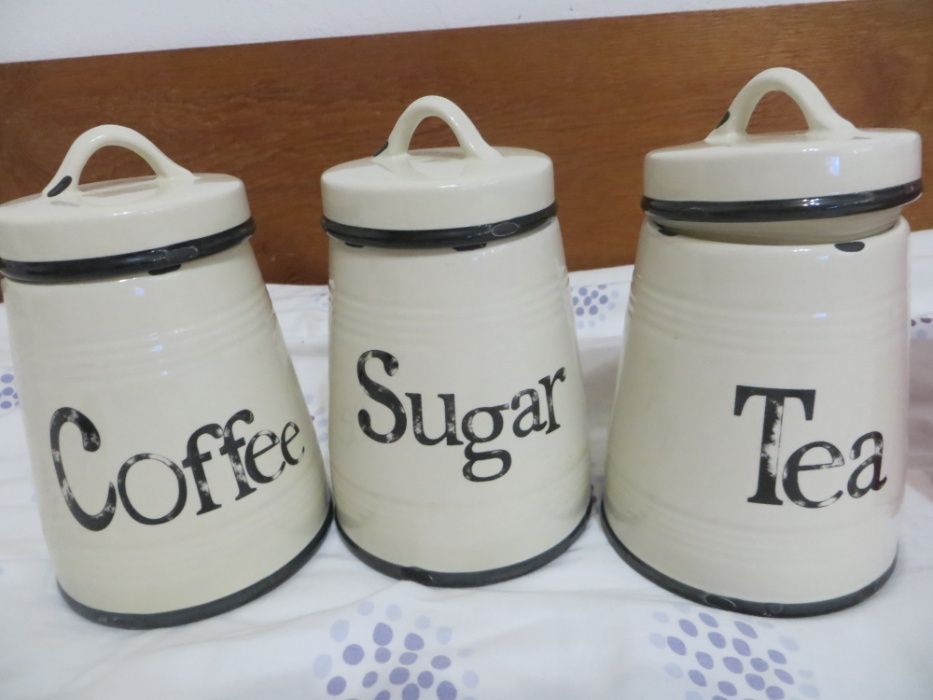Порцеланови съдове за съхранение на кафе, захар и чай