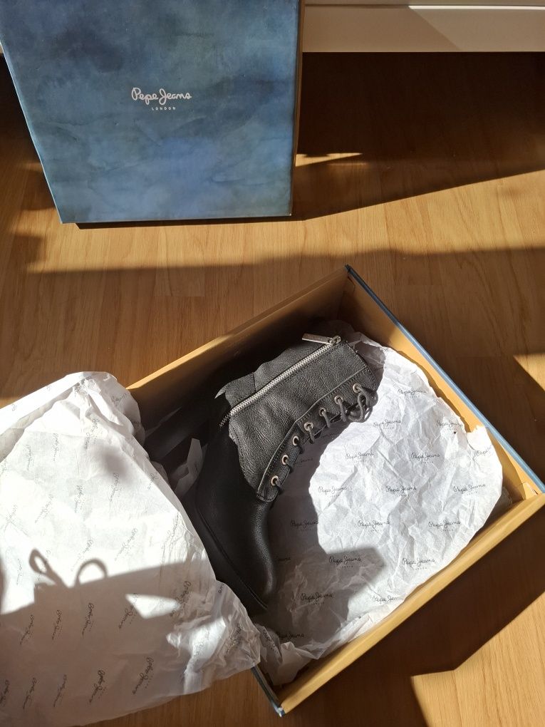 Pepe Jeans черни кожени боти размер 39