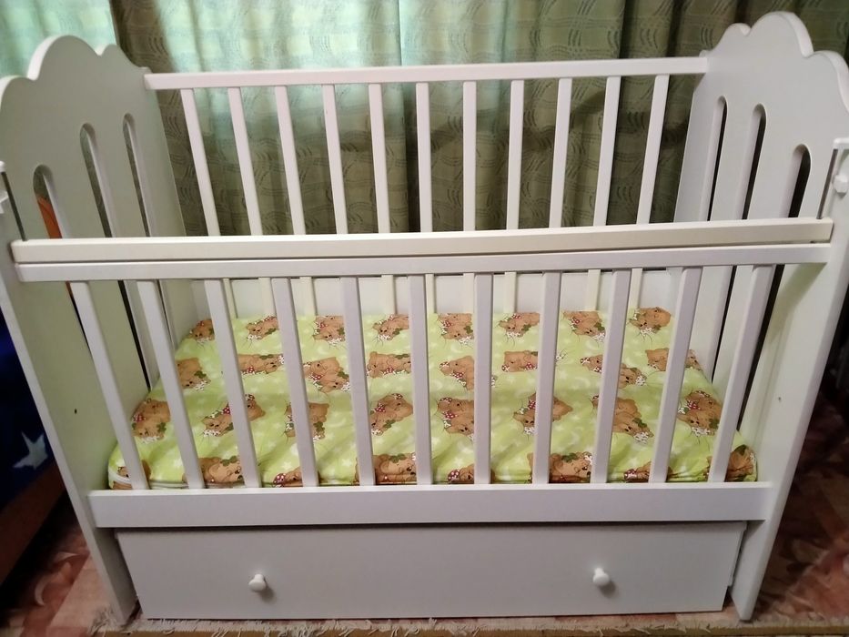 Кроватка детская с маятником