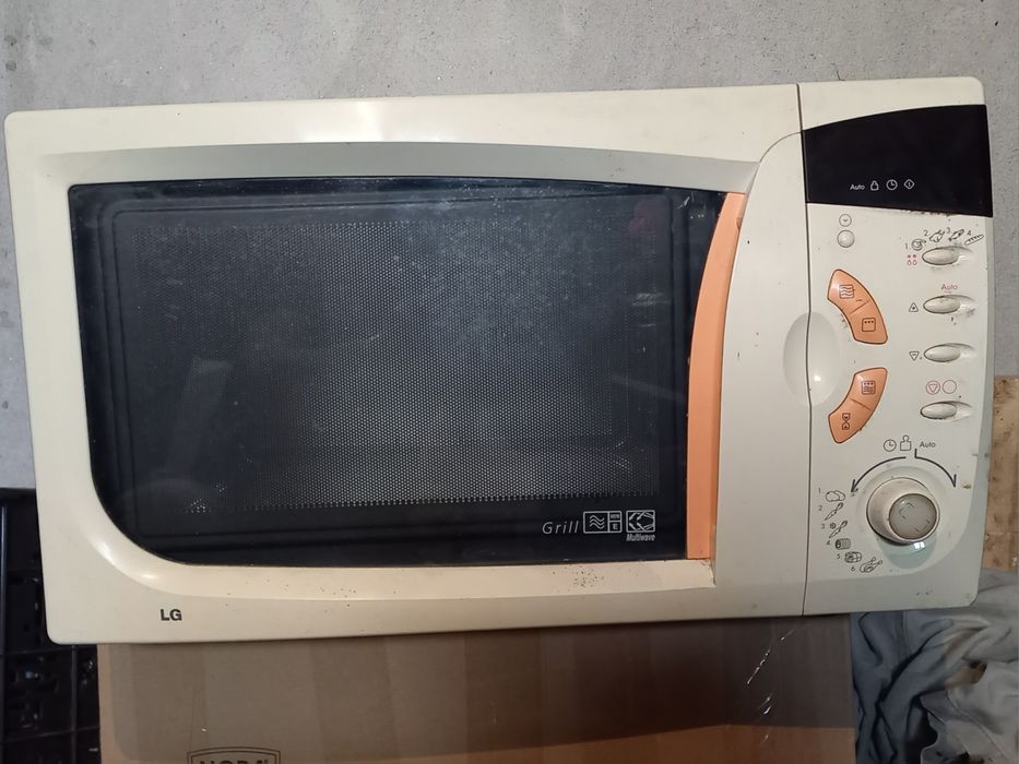 Голяма микровълнова фурна LG с много функции