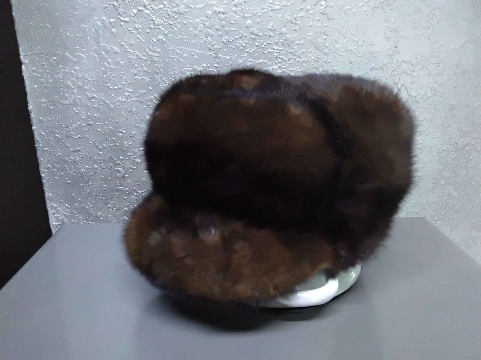 Продам зимнюю кожаную кепку,внутри овчина