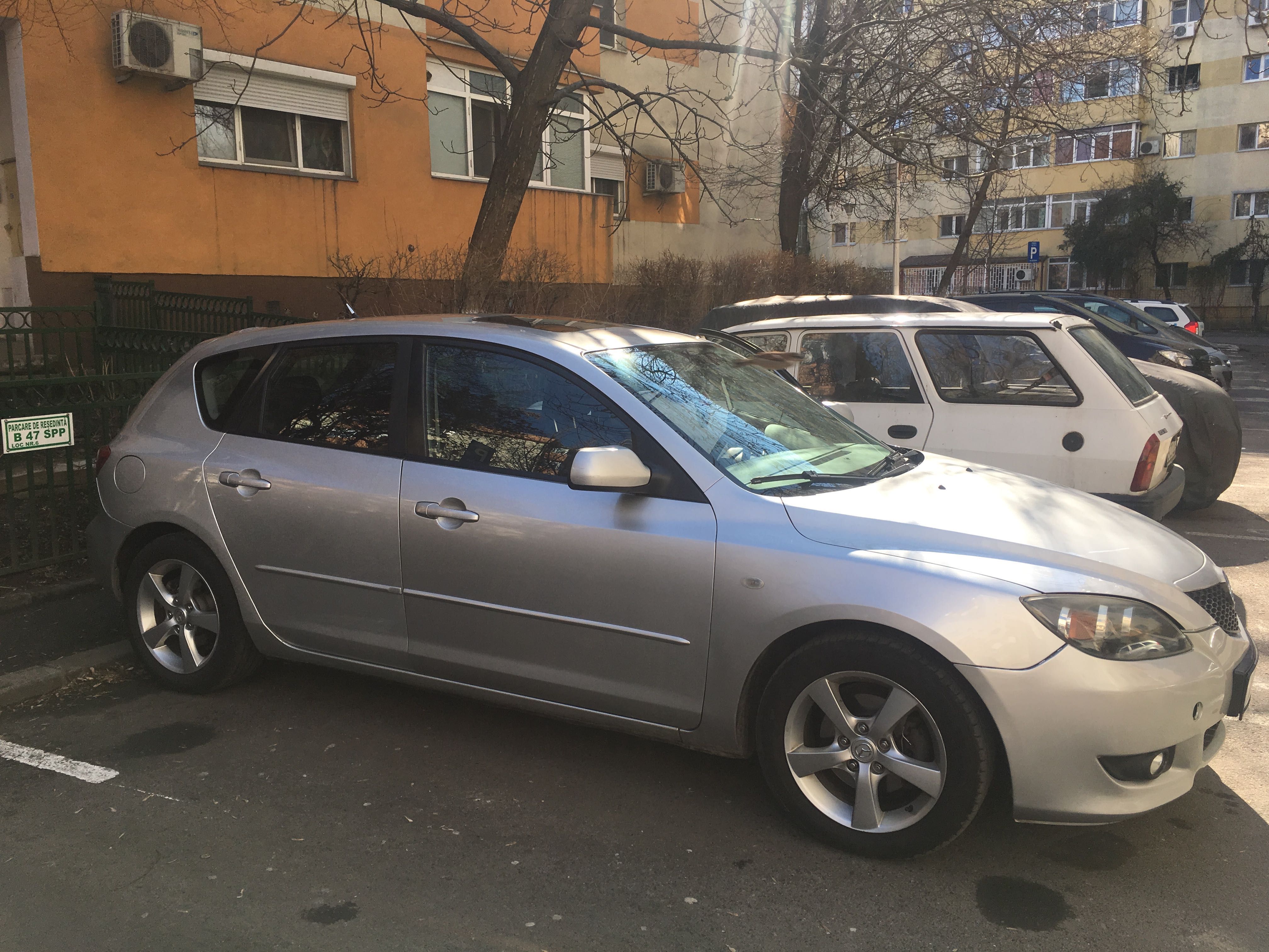 Vand pentru piese Mazda 3 an 2004  culoare gri benzina capacitate 1600