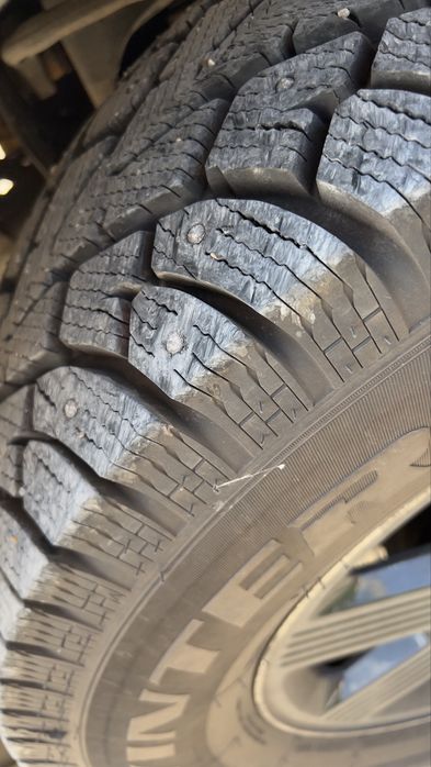 Шипованая почти новая 275/65/18