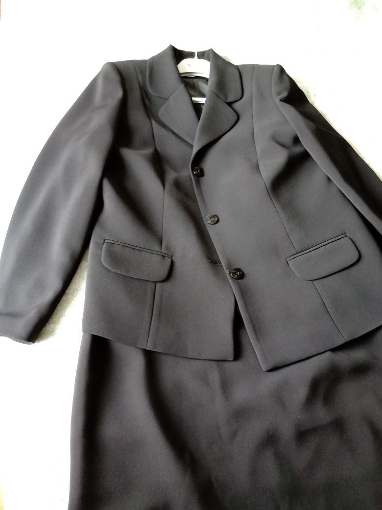 Costum cu fusta, nou, gri închis.
