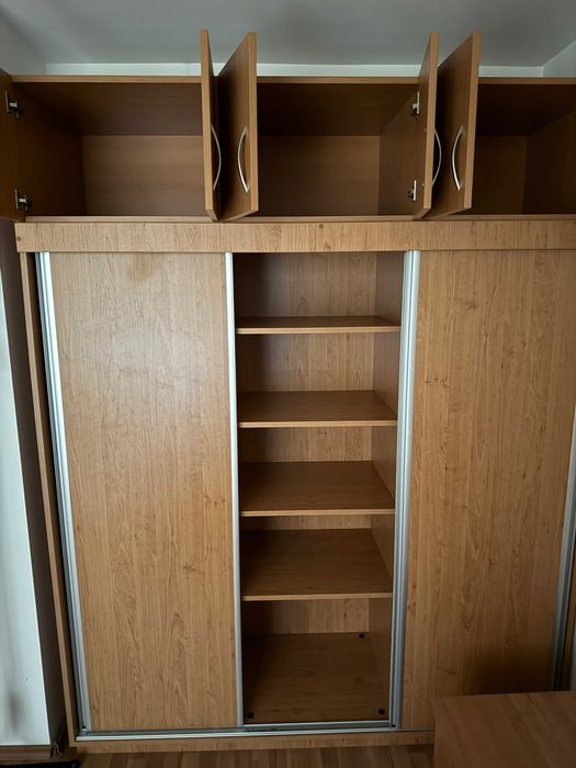 Трикрилен гардероб с шкафчета