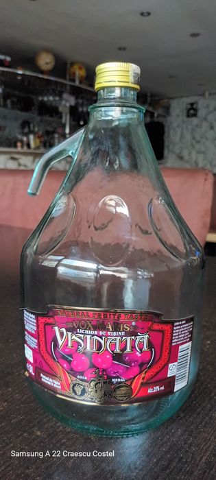 Vând damigene  de 3 litri din sticla