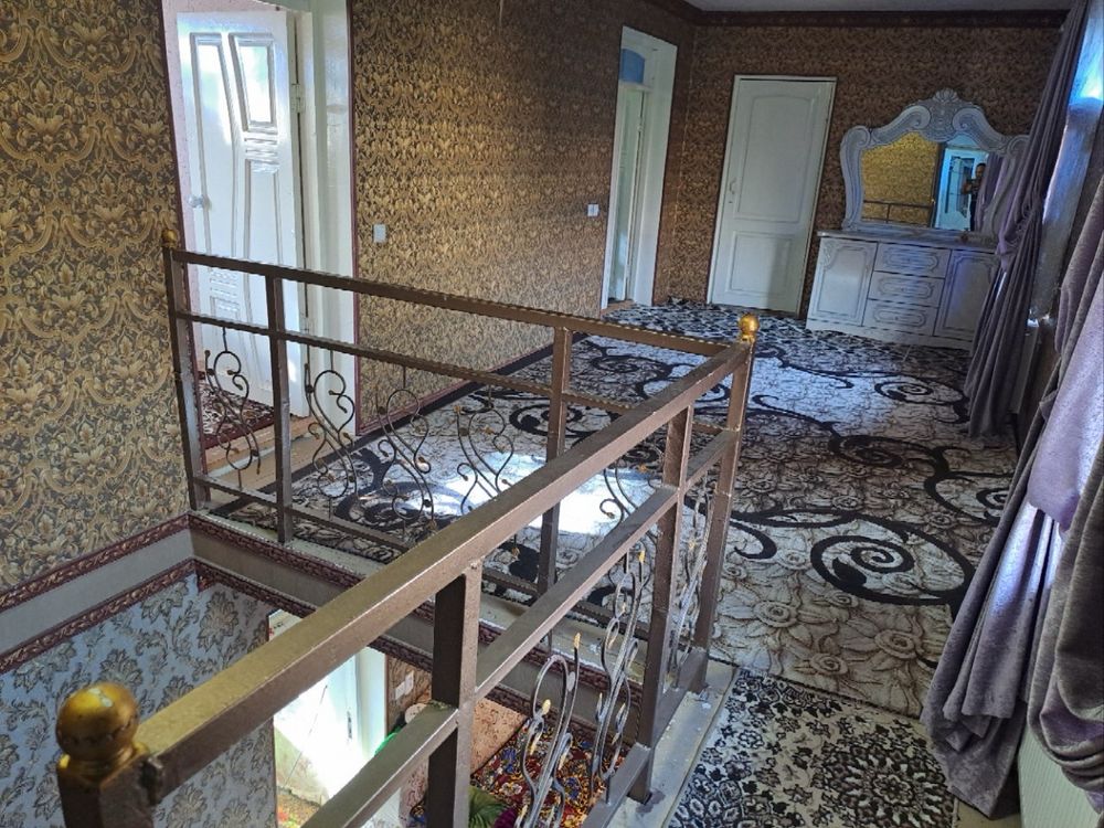Hovli uy sotiladi 2 etaj 6 sotix