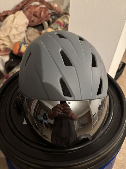 Продавам ски обувки голям номер и 2 бр каски