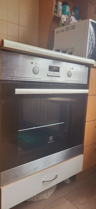 Продам духовой шкаф Electrolux серый