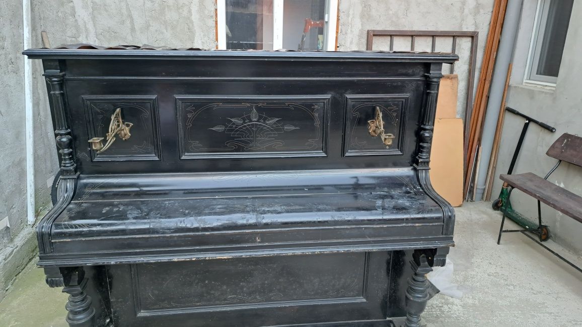 Vând pianina clasica în bună state