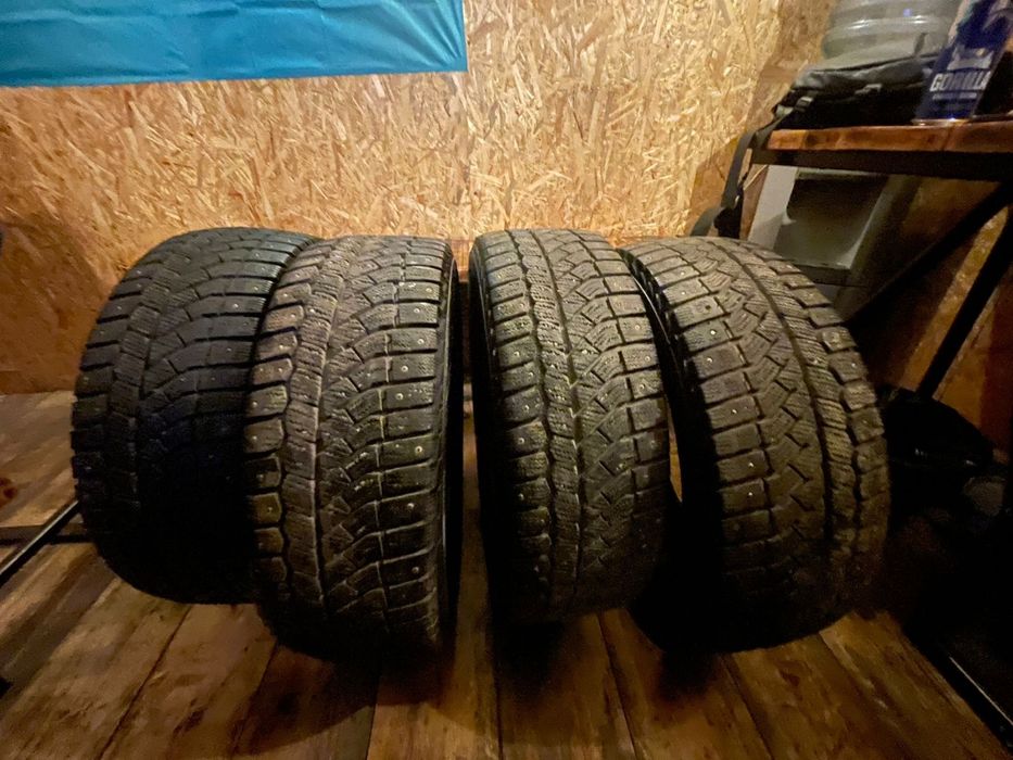 Зимние шины в идеальном состоянии 215/55 R17