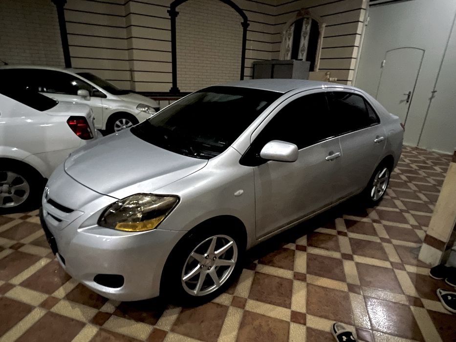 Toyota Yaris srochna sotiladi xolati zor aftamat faqat naxtka