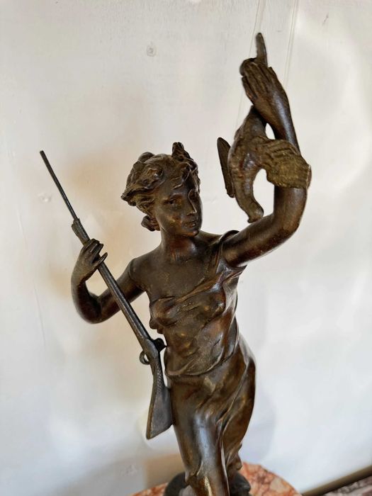 Ceas antic din marmură roz cu statuetă din bronz, H 59 cm