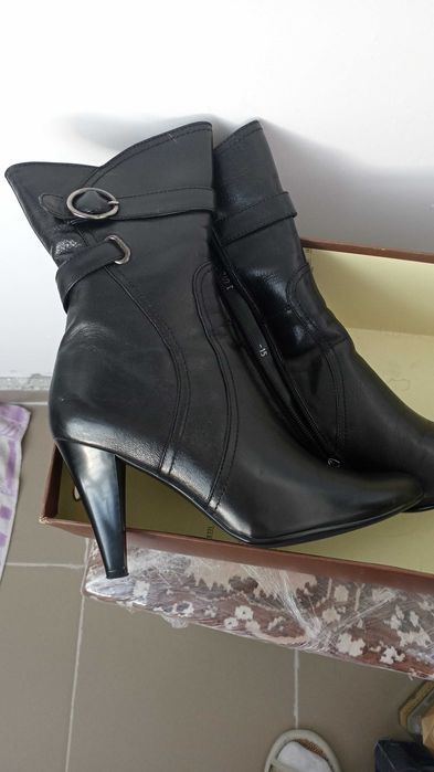 Продам зимнюю и осеннюю обувь размер 36-37