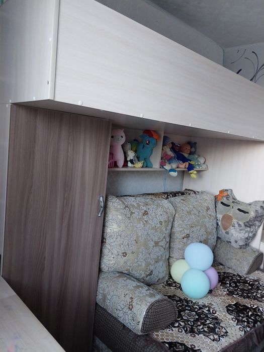 Кровать чердак со столом и шкафом