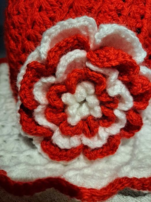 Ръчно плетена шапка двуцветна модел мартеница федора с голямо цвете