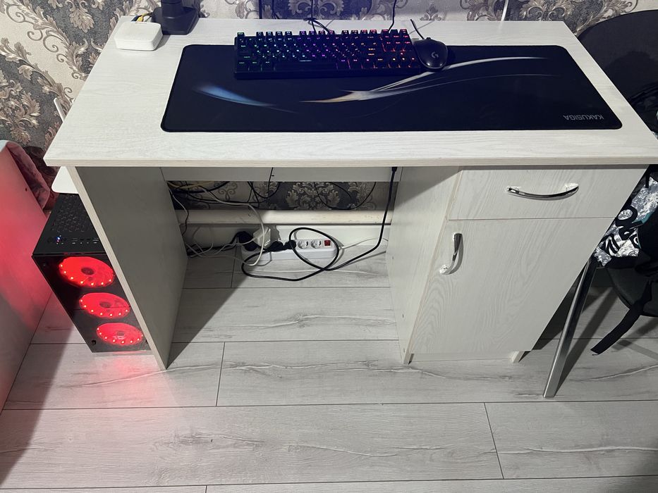 продам столик новый